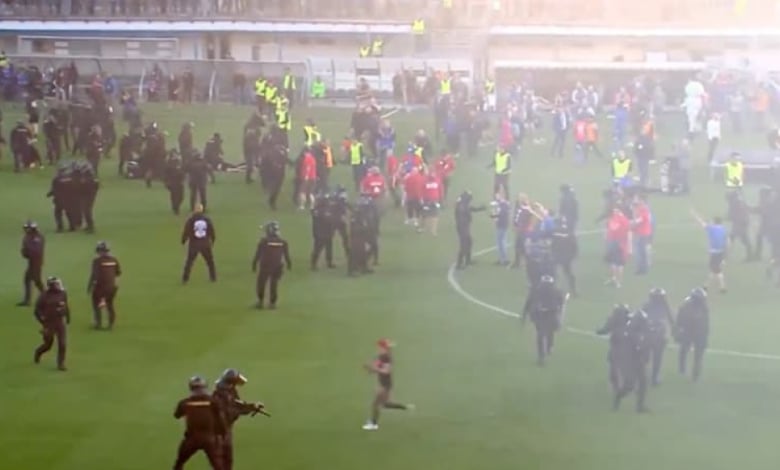 Страшен бой! Летят окървавени седалки и столове ВИДЕО