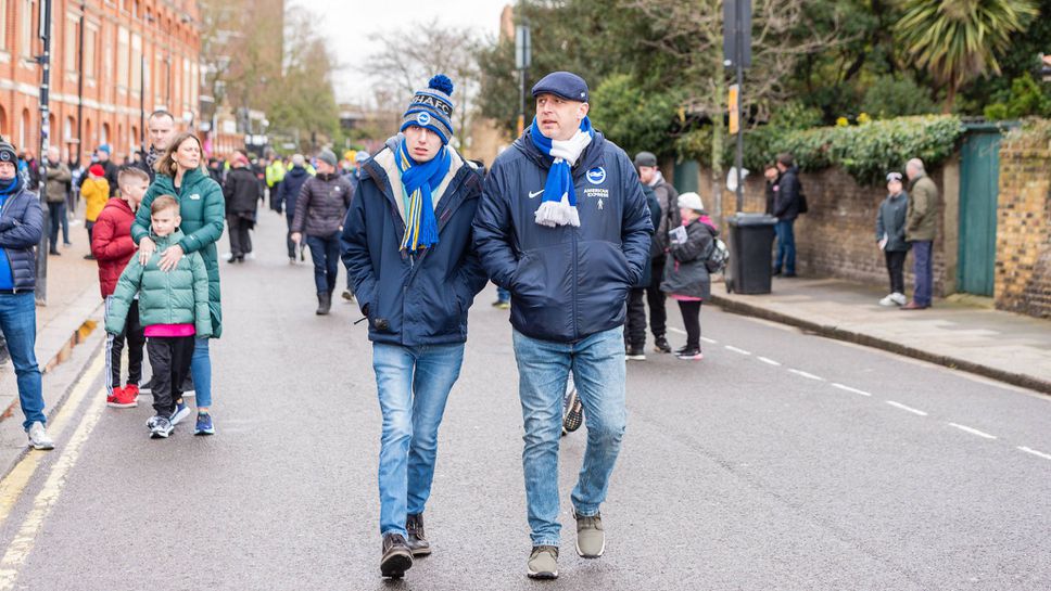 Двама привърженици на Брайтън бяха намушкани с нож и обрани край Колизеума