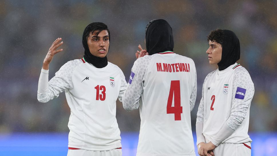 Няма връзка с иранските футболистки, които не пяха химна