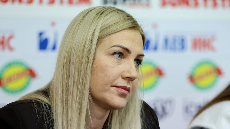 Таня Гатева приветства пристигането на натурализираната Стефани Костович в женския национален отбор