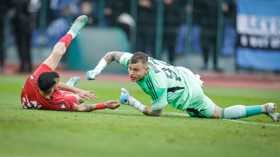 Шампионът на Полша следи двама от Левски