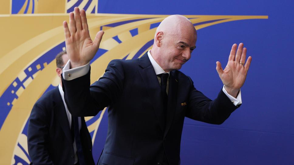 Британският премиер поиска оставката на Инфантино