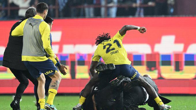 Жесток бой между фенове и футболисти след дерби в Турция