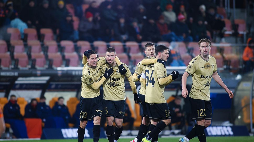 Рупанов се появи от пейката при равенство на Гурник