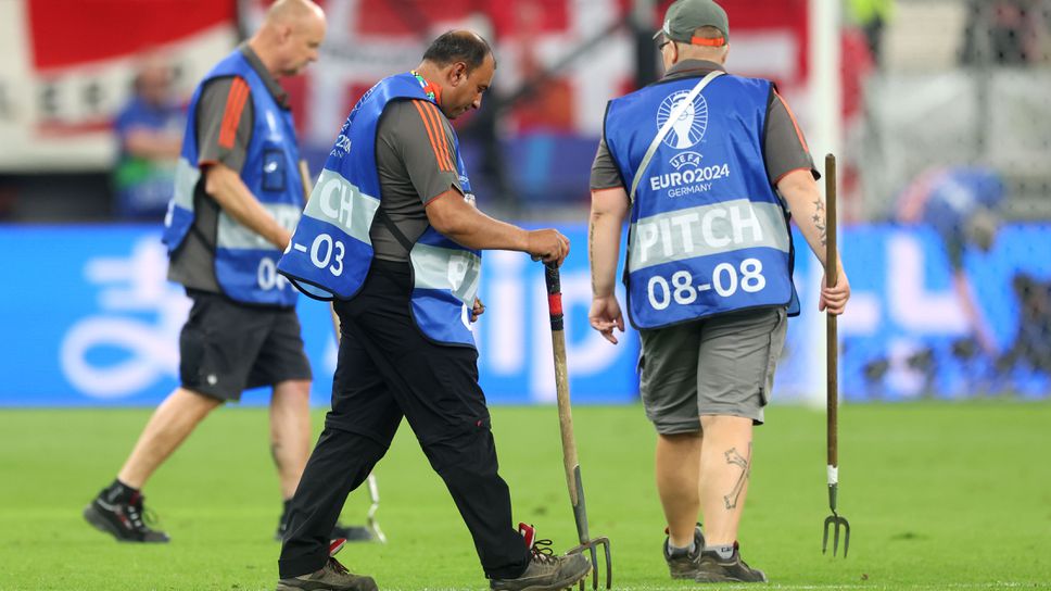 Работи се по подобряването на тревата на стадиона във Франкфурт