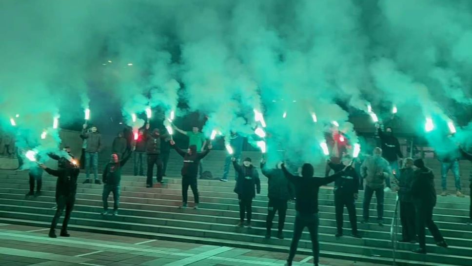Феновете на Пирин изпратиха годината с уникално пирошоу