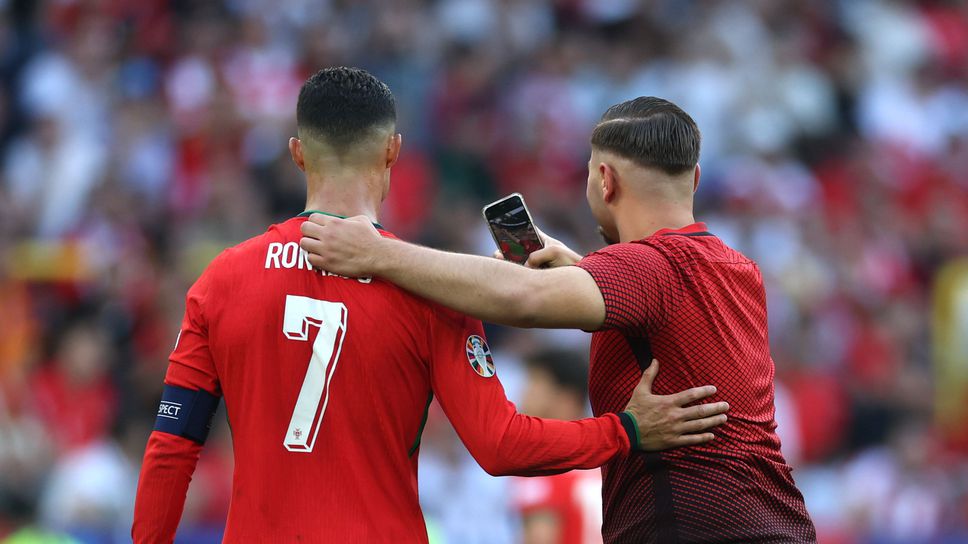 УЕФА взима мерки след нахлуванията на терена в мача на Португалия