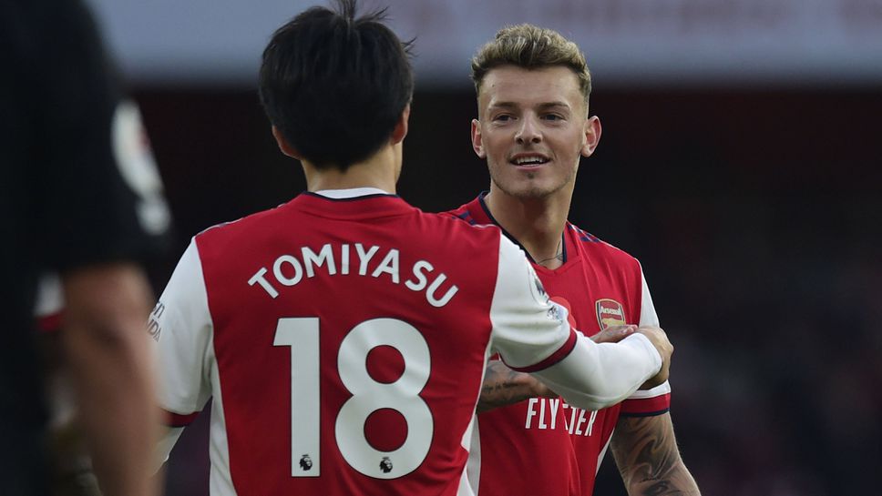 Арсенал е продължил договорите на двама от бранителите си