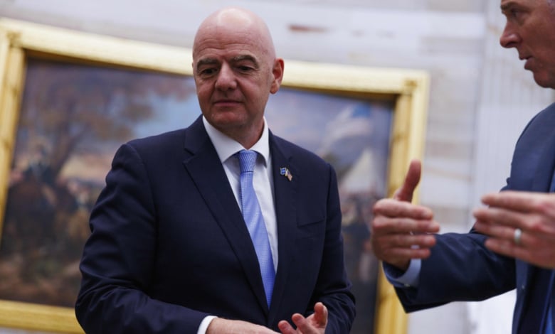 Плашат ФИФА със съд заради нови турнири