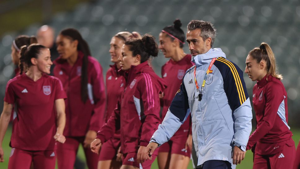 Бившият селекционер на испанките обикалял по стаите им, държал вратите да не се заключват