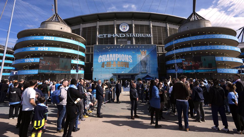 Съставите на Ман Сити и Брентфорд, Холанд е титуляр