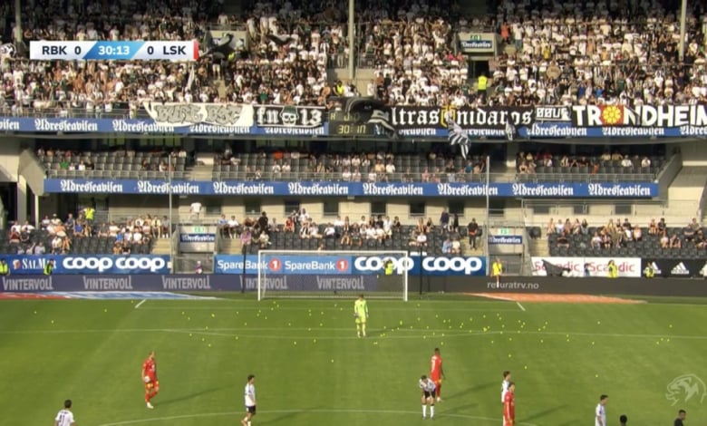 Масов протест срещу ВАР с рибени питки прекрати мач СНИМКИ