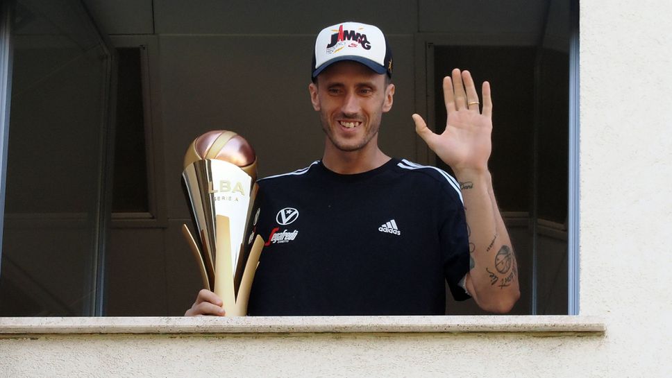 Рисунки, цветя и шампанско за смелия татко: Акиле Полонара най-накрая е у дома