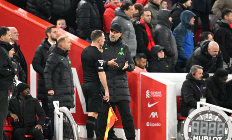 Клоп побесня срещу съдиите, поиска дузпа ВИДЕО