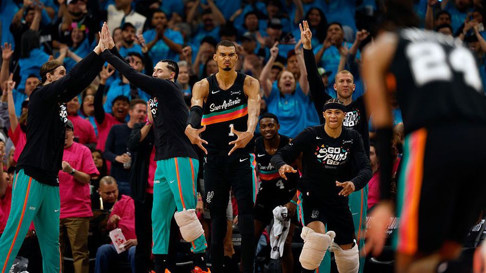 Уембаняма вкара 35 при дебюта си в плейофите на НБА