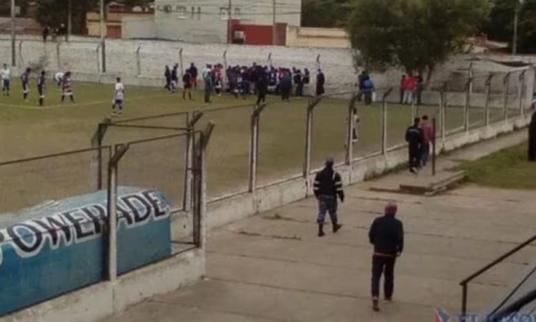 Шокиращи сцени! Млад футболист почина след удар в стена ВИДЕО 18+