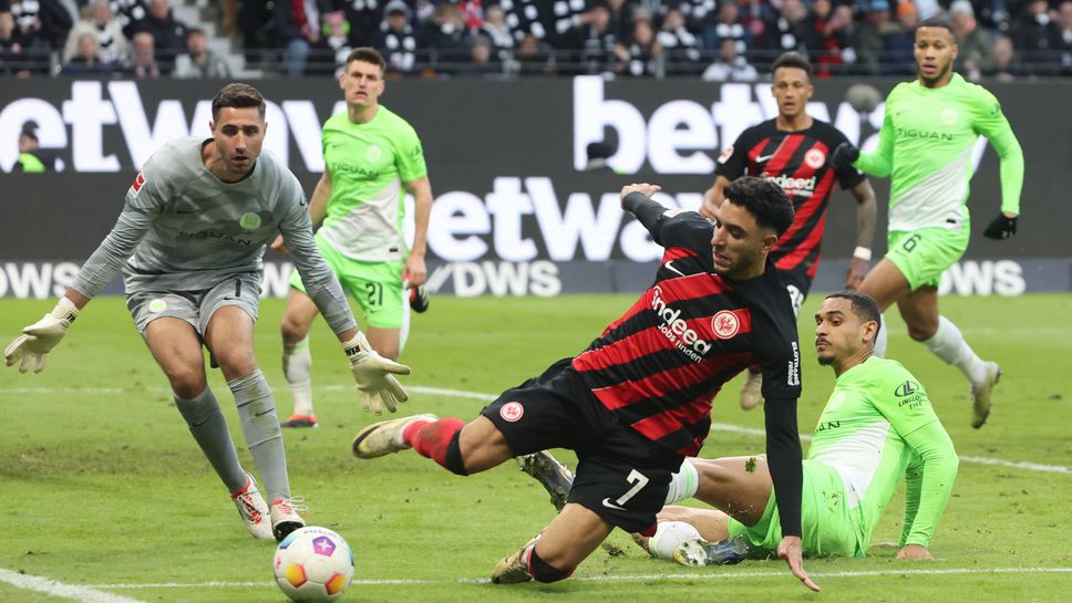 Айнтрахт показа характер и се измъкна в края срещу Волфсбург