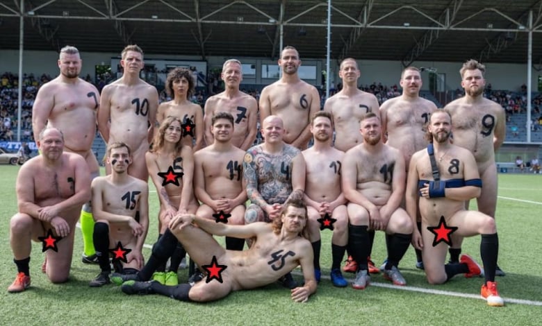 Отбор от чисто голи мери сили с облечени във футболен мач СНИМКИ