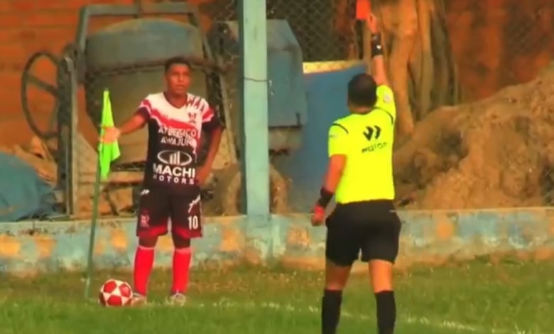 Нелепо изкаран червен картон за уриниране в Перу ВИДЕО