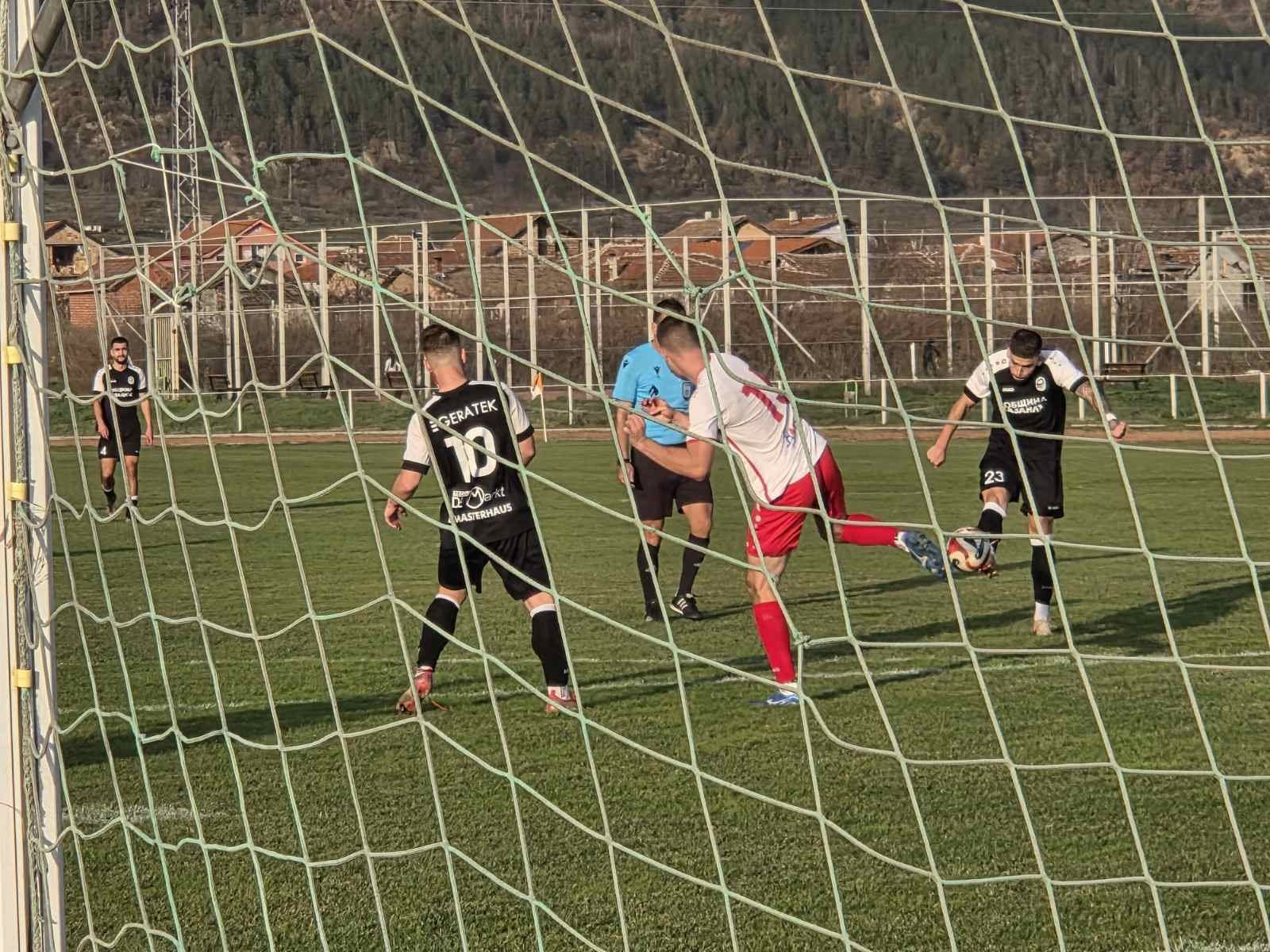 Асеновец отнесе 4-ка от Розова долина