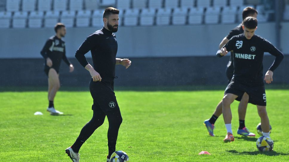 Митко Илиев вече тренира, двама защитници на "смърфовете" под въпрос за дербито