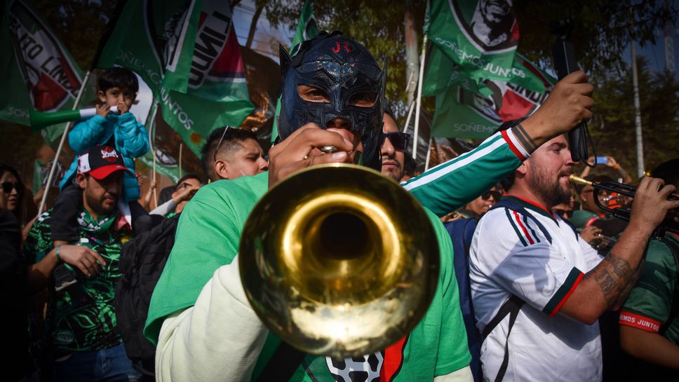 Мексикански фенове с вулгарни скандирания пред очите на Инфантино