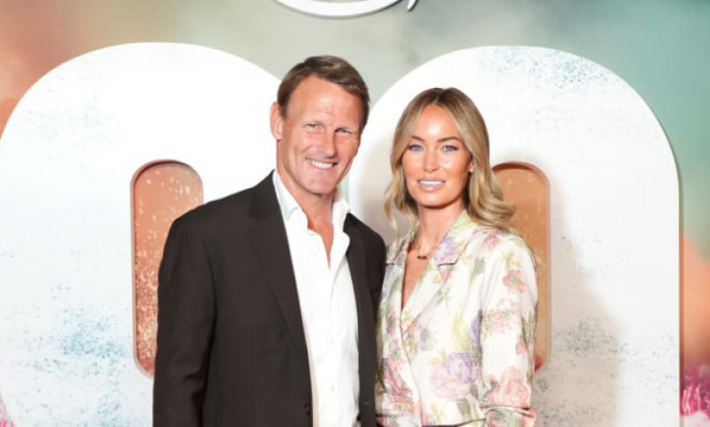 Легенда се изфука с 20 години по-млада красавица на червения килим