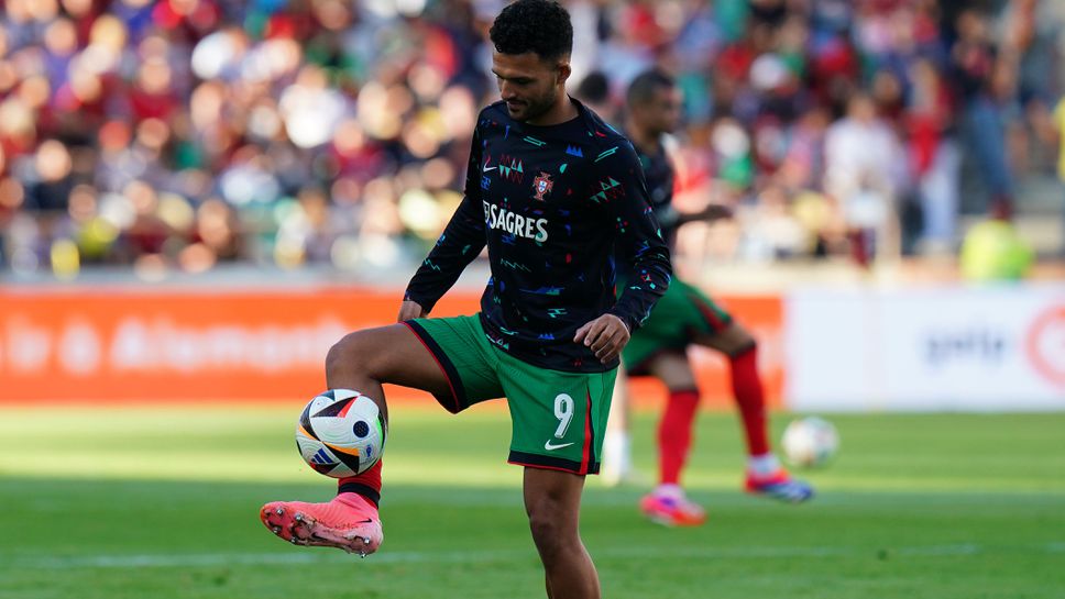 Стюард подкоси португалски национал и за малко да го контузи