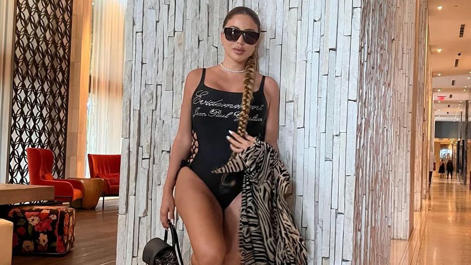 Бившата на Скоти Пипън пак се показа по бански