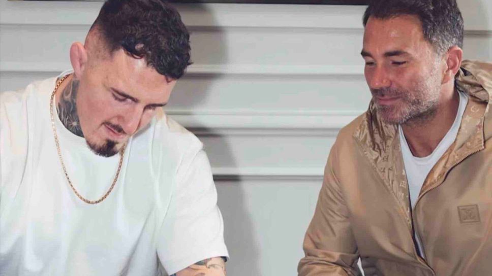 Сагата продължава - шампион на UFC подписа с Еди Хърн