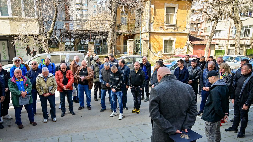 Откриха паметна плоча пред дома на Тумби