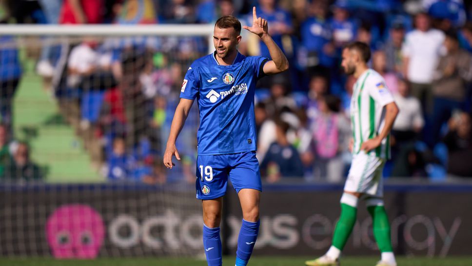 Арсенал търси решение в Испания