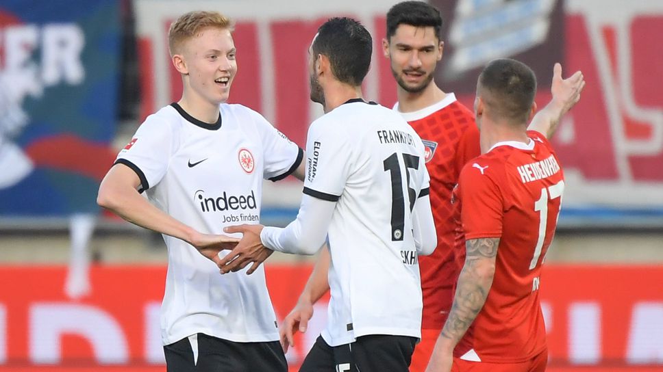 Айнтрахт спря лошата серия и надви Хайденхайм навън, куриозен гол беляза срещата