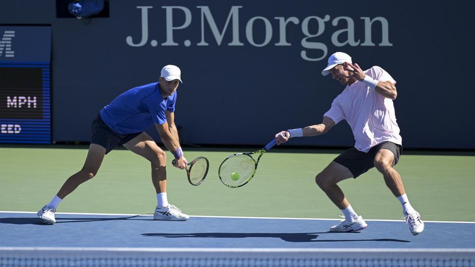 Шампионите от Australian Open спряха похода на Донски в Ню Йорк