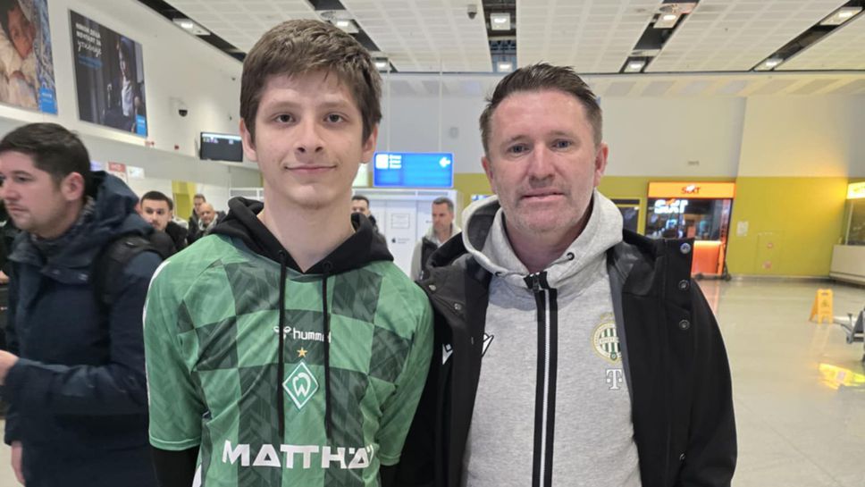 Стефчо Автографа и други фенове приклещиха Роби Кийн във Варна