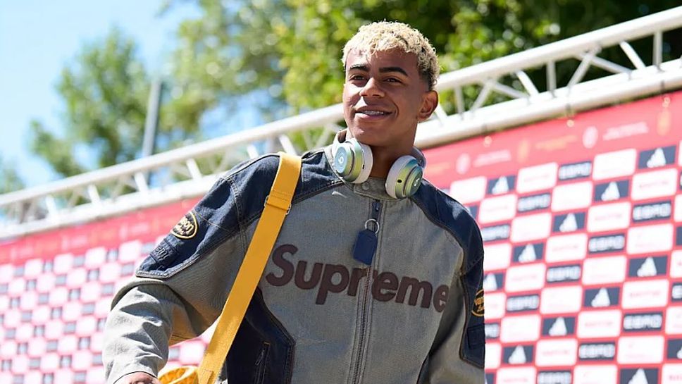 Ямал и останалите национали на Испания се събраха на лагер преди гостуването в София