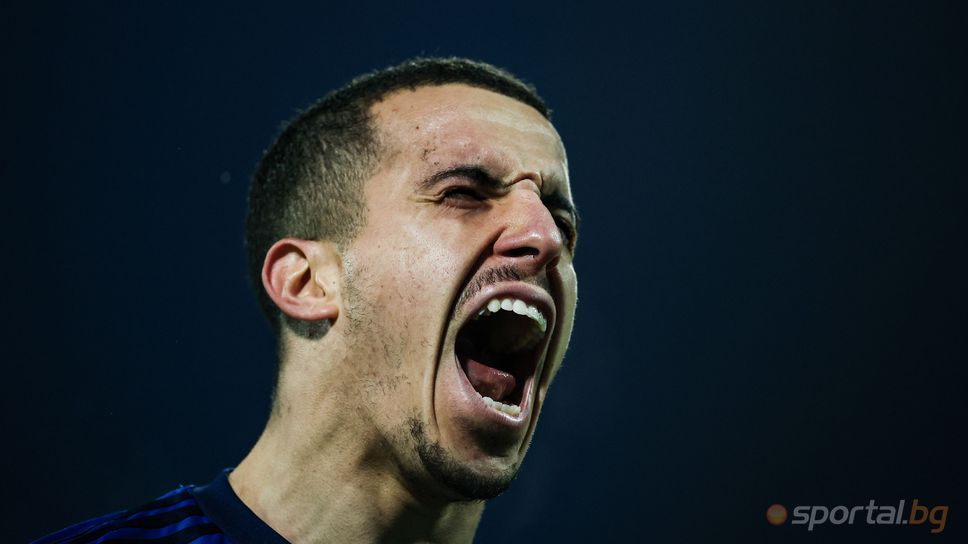 В Алжир: Акрам Бурас става все по-решаваща фигура за "сините"