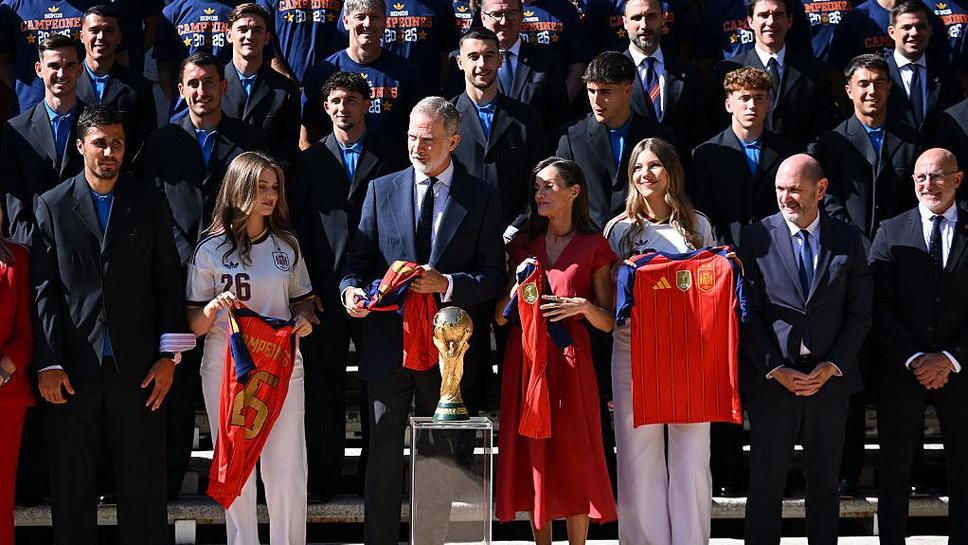 Празненствата за световната титла на Испания започнаха, "Ла Фурия" в момента е при кралското семейство (следете тук)