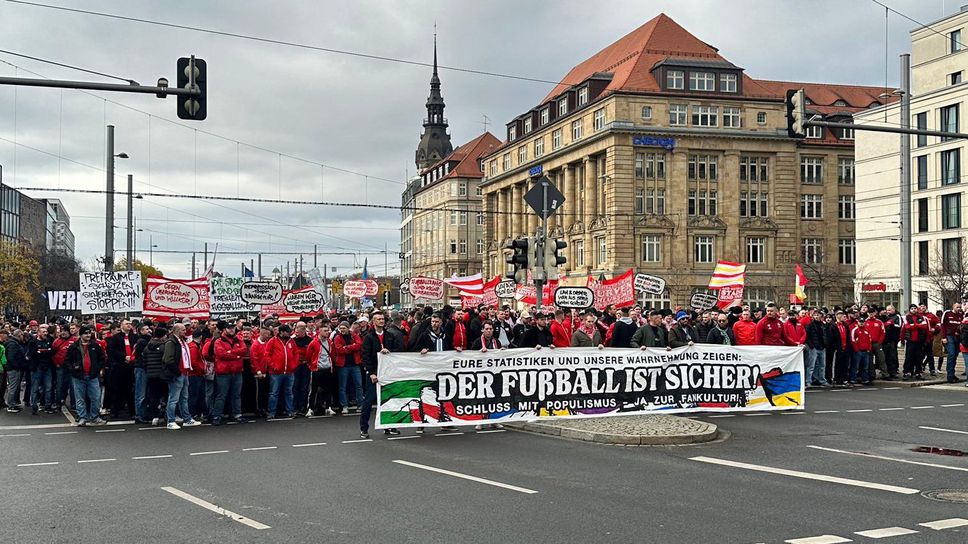 Фенове протестираха в Лайпциг срещу новите мерки за сигурност по стадионите