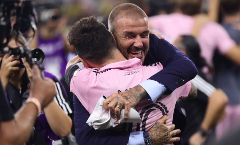 Бекъм засипа с похвали Меси