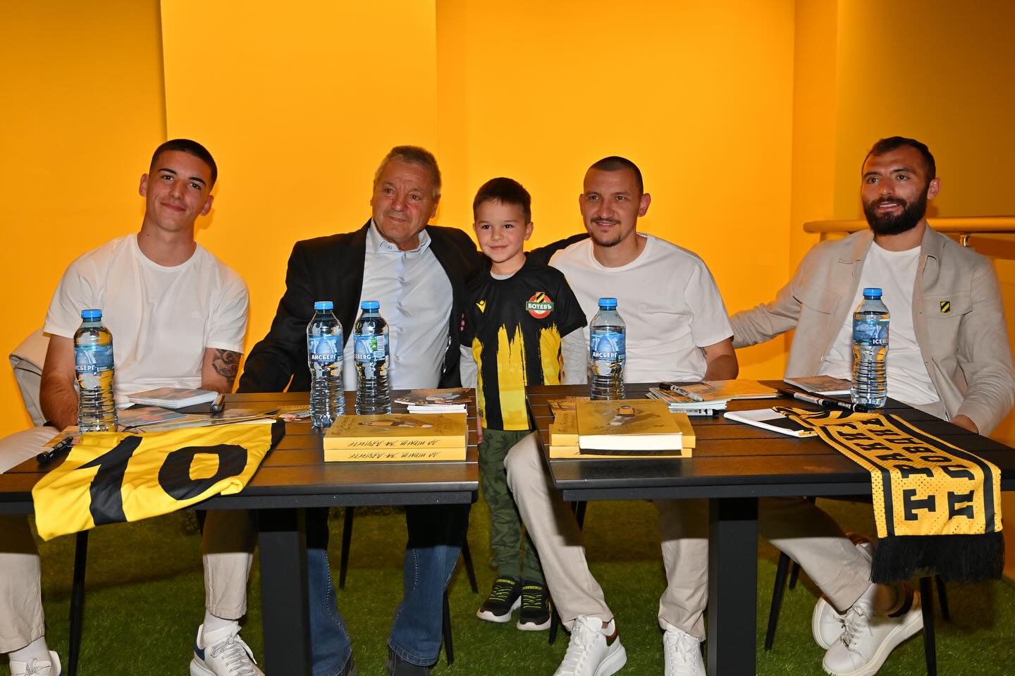 Огромен интерес сред “жълто-черните” към книгата на Петър Зехтински