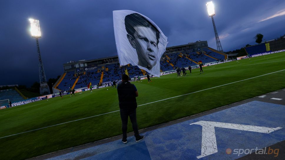Левски поднася венци пред паметника на Гунди