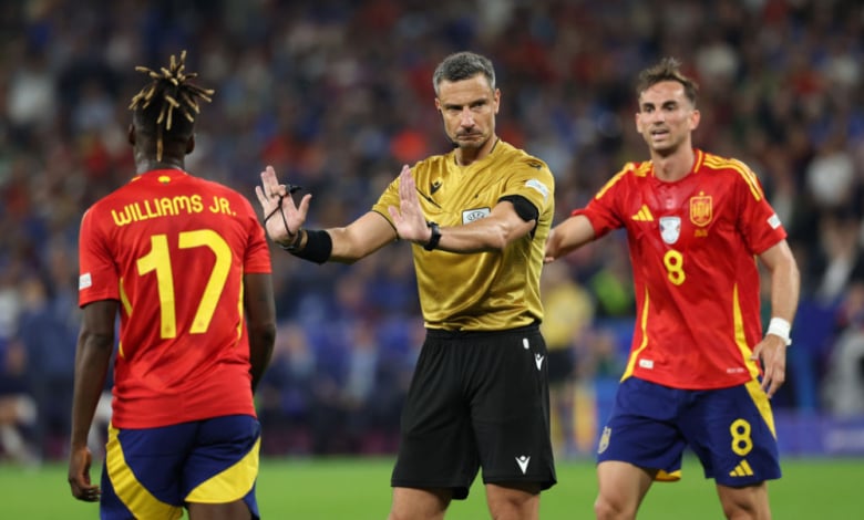 Пратиха съдията от финала на Шампионската лига на Испания - Франция