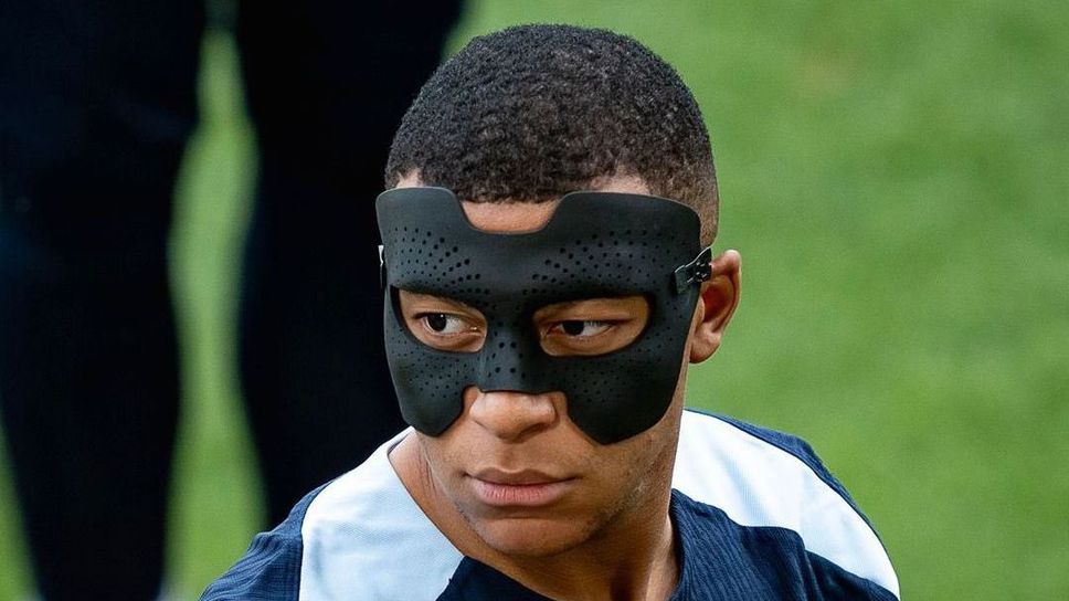 Мбапе пробва поредна маска