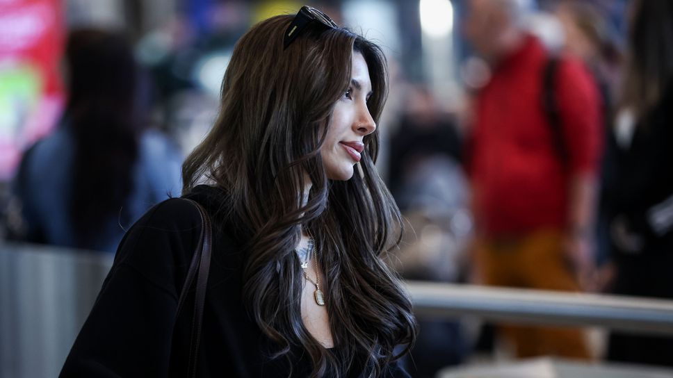 Жената на МакКисик прикова погледите на летището в София