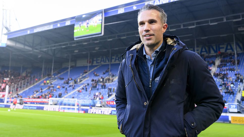 Ван Перси остава във Фейенорд поне до края на сезона,