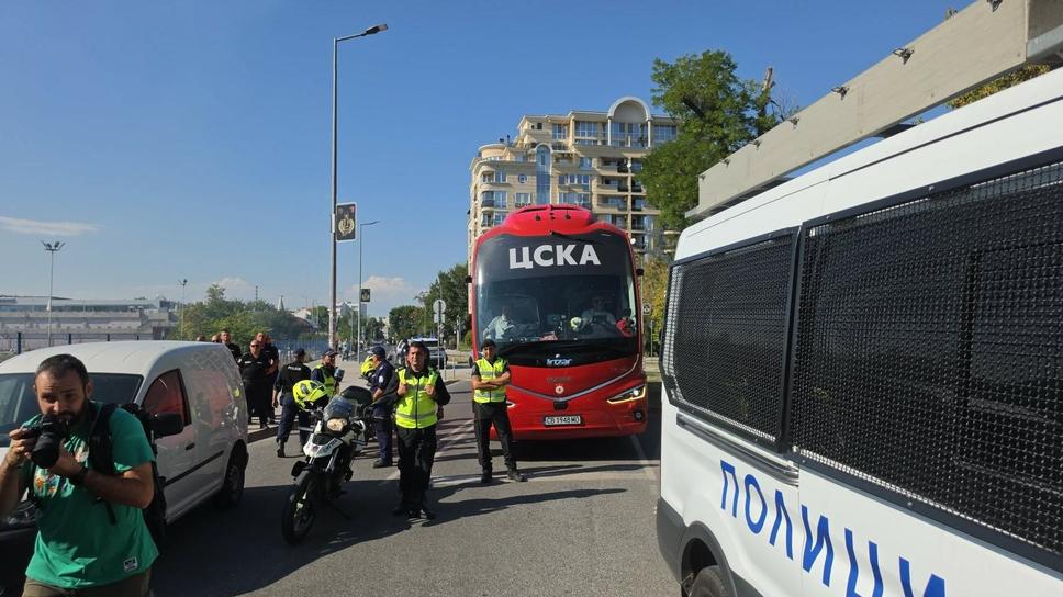 Ексцесии на "Лаута"! Блокираха играчите на ЦСКА в автобуса, полицията разчисти ядосани фенове, отваря врати с клещи