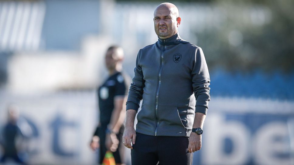 Toдор Живондов на пейката и срещу Септември?