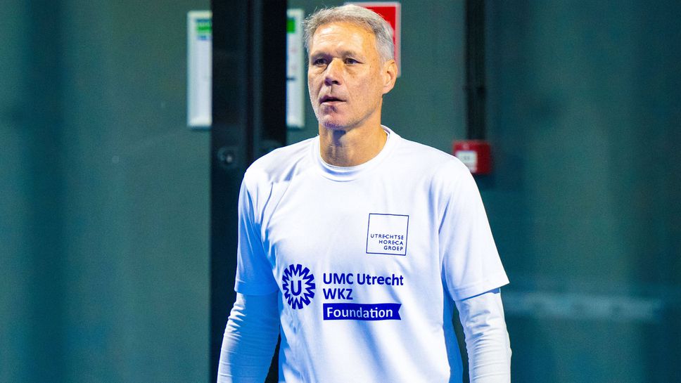 Ван Бастен подал сигнал в полицията заради преследваща го жена