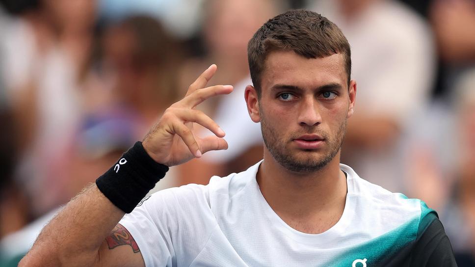 Коболи загуби първия сет, но продължава напред на US Open